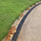 Modul R2 Vízelvezető Folyóka PP EASY 2 forgatható LN100 Hext.75 rács PP fekete A15 középen 350x125x75