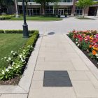 URBAN öntöttvas aknafedlap peremes kerettel, négyzet alakú 520x520 mm, szabad nyílás 450x450 mm, B125 terhelési osztály