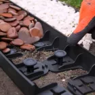 Hajlítható fekete műanyag ágyásszegély 80 cm – 4,5 cm magas, UV-álló PP gyepszegély