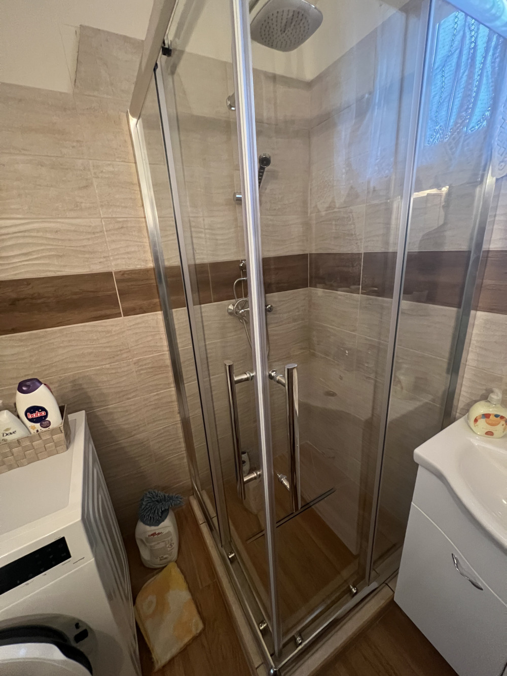     Stuxi Nizza Black 110x70 aszimmetrikus szögletes tolóajtós zuhanykabin 6 mm vízlepergető biztonsági üveggel, fekete elemekkel, 200 cm magas