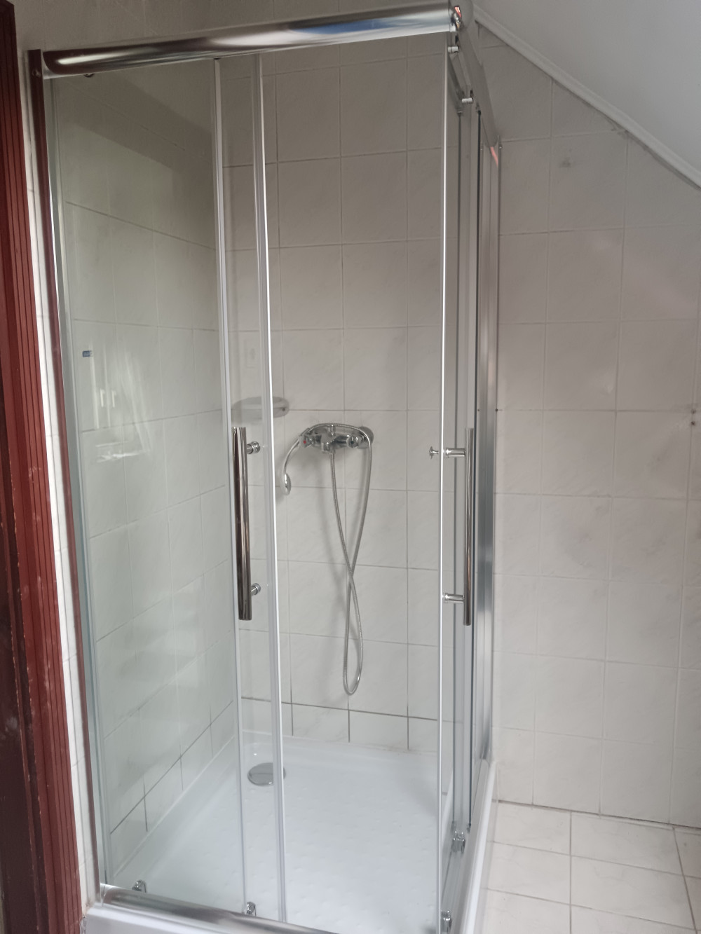     Stuxi Nizza Black 110x70 aszimmetrikus szögletes tolóajtós zuhanykabin 6 mm vízlepergető biztonsági üveggel, fekete elemekkel, 200 cm magas