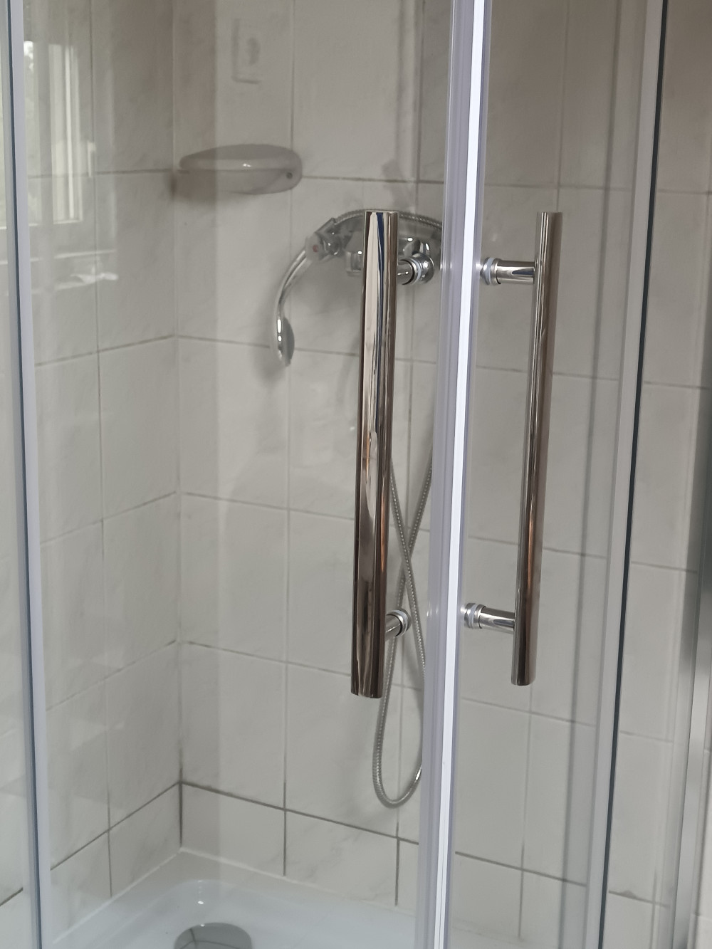     Stuxi Nizza Black 110x70 aszimmetrikus szögletes tolóajtós zuhanykabin 6 mm vízlepergető biztonsági üveggel, fekete elemekkel, 200 cm magas