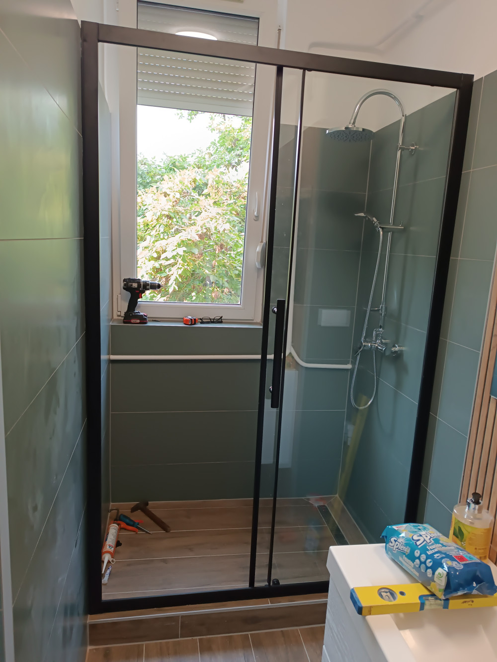     Stuxi Nizza Black 110x70 aszimmetrikus szögletes tolóajtós zuhanykabin 6 mm vízlepergető biztonsági üveggel, fekete elemekkel, 200 cm magas