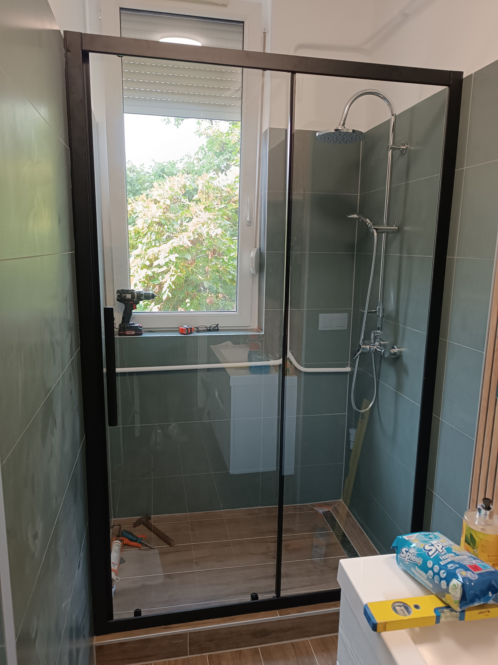     Stuxi Nizza Black 110x70 aszimmetrikus szögletes tolóajtós zuhanykabin 6 mm vízlepergető biztonsági üveggel, fekete elemekkel, 200 cm magas