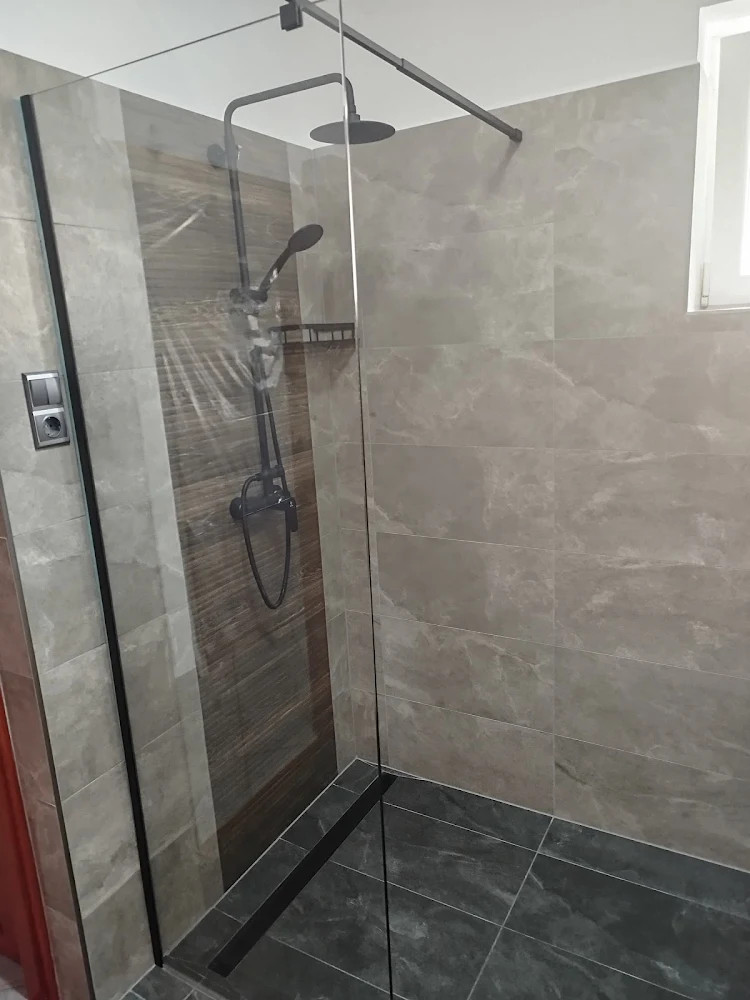   Stuxi Milano Walk-in zuhanyfal, 140x200 cm, 8 mm vastag vízlepergető biztonsági üveggel, 200 cm magas, króm profillal és távtartóval
