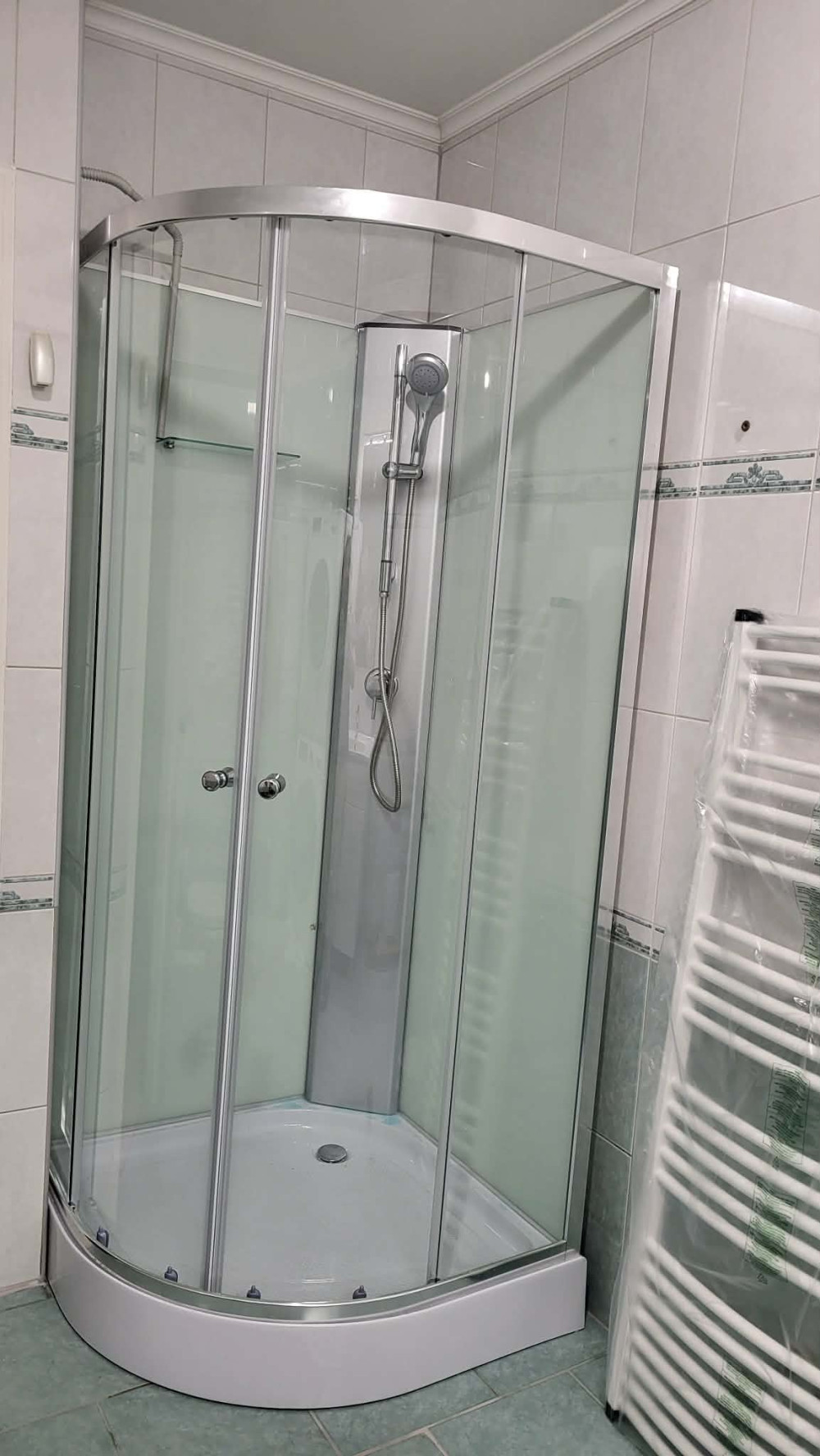   Stuxi Genova 90x90 cm szögletes két tolóajtós fehér hátfalas zuhanykabin 5 mm üveggel zuhanytálcával és csapteleppel

